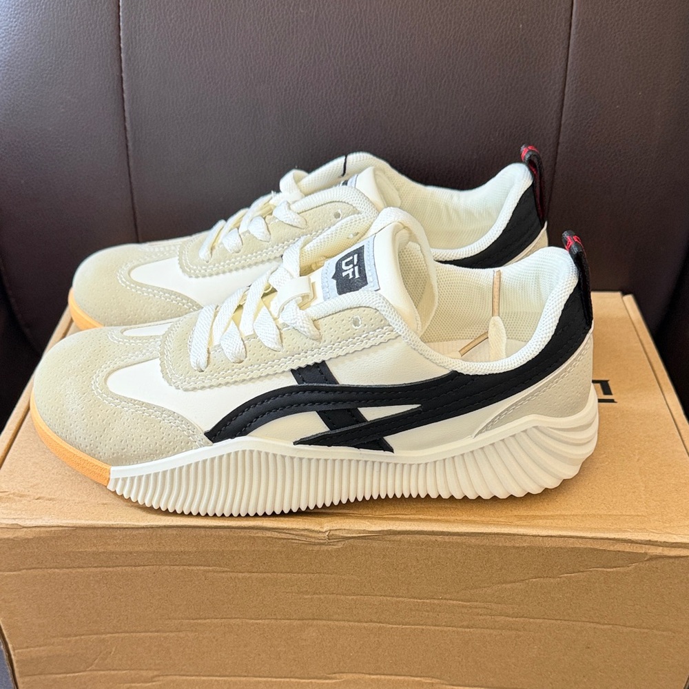 De Florance size 36 Stylish Beige and Black Athletic Shoes NWT sneakers